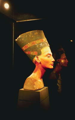 Бюст Нефертити, выставленный в Берлинском музее.