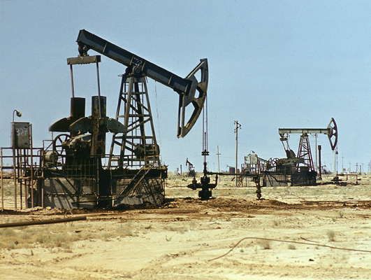 Добыча нефти в Эмбинском районе (Казахстан).