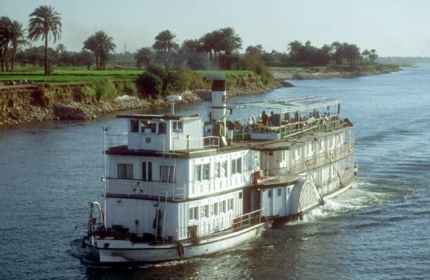 Туристический пароход, совершающий круизы по Нилу.