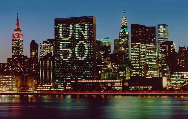 Здание Секретариата ООН, украшенное в честь празднования 50-й годовщины.