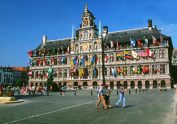 Антверпен. Большой дворец и городская ратуша.