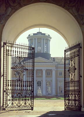 Архангельское. Вид на дворец через въездные ворота.