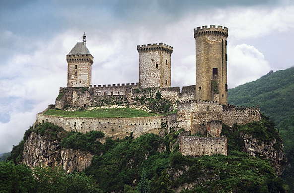 Башни и крепостные стены замка Фуа. Франция.