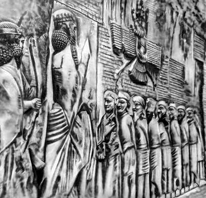 Бехистунская надпись. Вожди повстанцев перед Дарием I. Рельеф и надпись на Бехистунской скале.