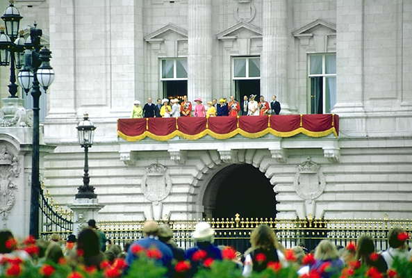 Британские острова, Великобритания. Королевская семья на балконе Букингемского дворца.