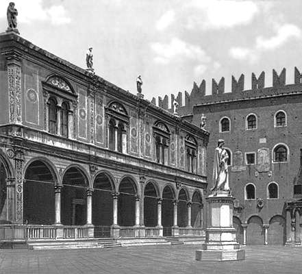 Верона. Пьяцца деи Синьории: слева - Лоджия дель Консильо (1475-92), в глубине - Палаццо дель Говерно (12-13 вв.).