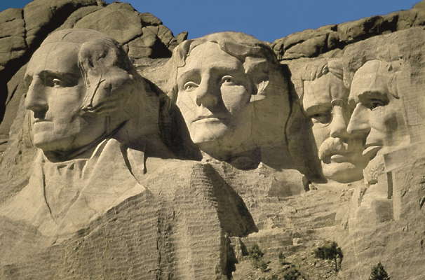 Скульптурные портреты отцов-основателей США, высеченные в горе Рашмор, Блэк-Хиллс, Южная Дакота.