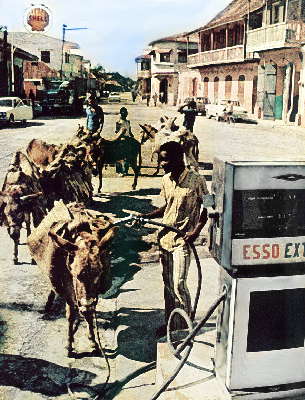 Гаити. Город Кап-Аитьен. Наполнение канистр бензином для продажи в сельской местности.