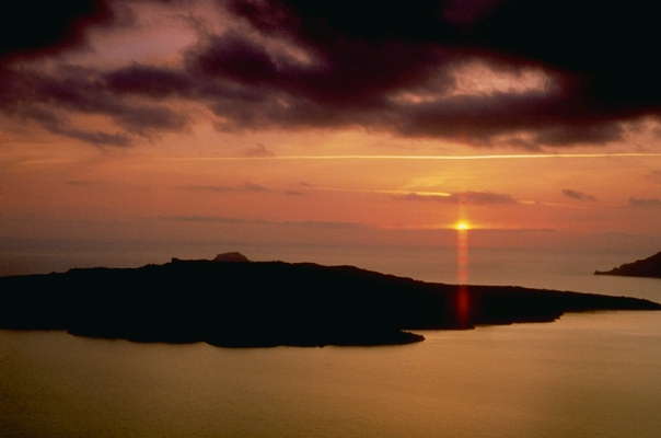 Закат в кальдере вулкана. Санторин, Греция.