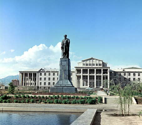 Душанбе. Памятник А. Рудаки.