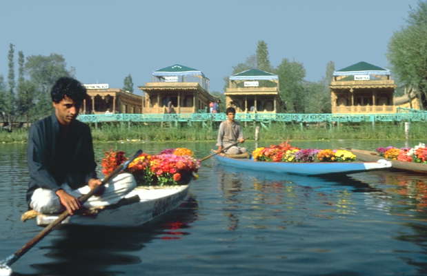 Индия. Продавцы цветов на озере Дал в Кашмире.