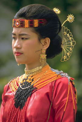 Индонезия. Девушка в национальном костюме.