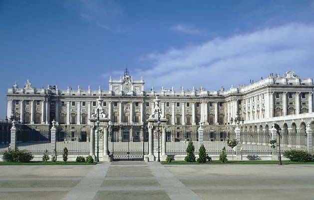 Испания. Королевский дворец в Мадриде.