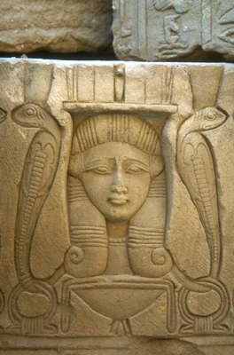 Клеопатра с двумя кобрами. Древнеегипетское изображение.