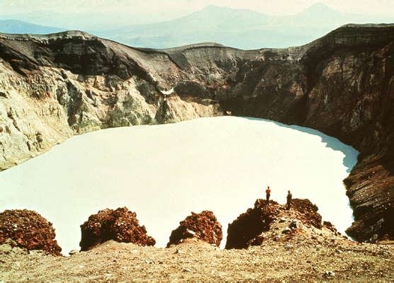 Кратер. Озеро в кратере вулкана Малый Семячик (Камчатка).