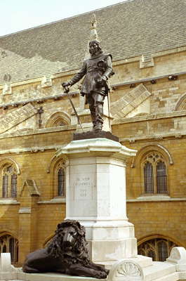 Памятник Оливеру Кромвелю в Вестминстерском аббатстве.