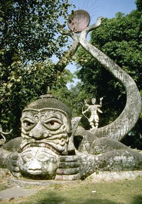 Лаос. Скульптурная группа в городском парке.