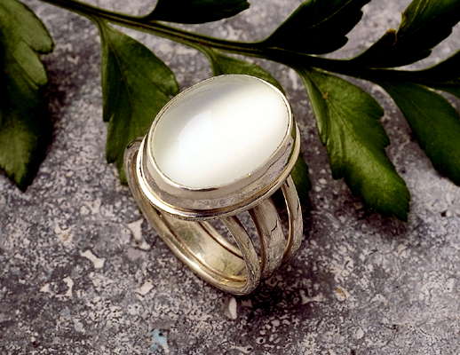 Серебряное кольцо с лунным камнем.