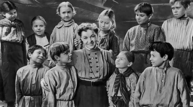 Вера Марецкая в фильме Сельская учительница. Вера Марецкая в фильме Сельская учительница.