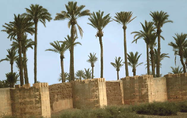 Древние стены в Марракеше, бывшей столице Марокко.