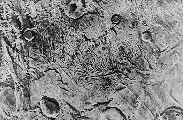 Марс. Участок поверхности со следами древней водной эрозии.