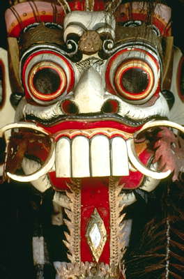 Ритуальная маска с острова Бали, Индонезия.
