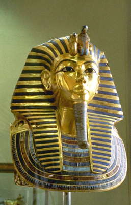 Знаменитая золотая маска мумии Тутанхамона.