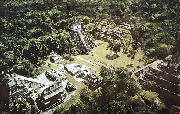 Майя цивилизация. Центральная группа храмов в Тикале.