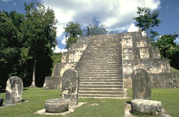 Руины построек майя. Тикал, Гватемала.