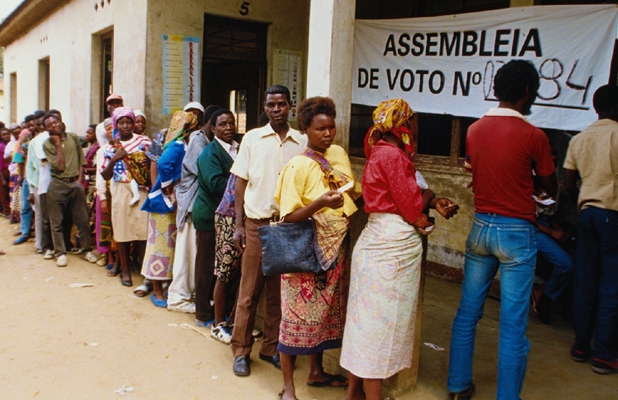 Мозамбик. Выборы под контролем наблюдателей ООН.
