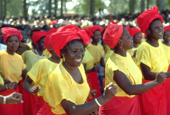 Мозамбик. Женщины, исполняющие народные танцы.