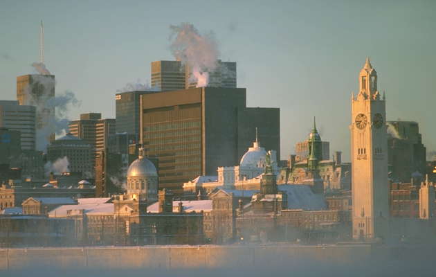 Монреаль. Городские часы в дымке рассвета.