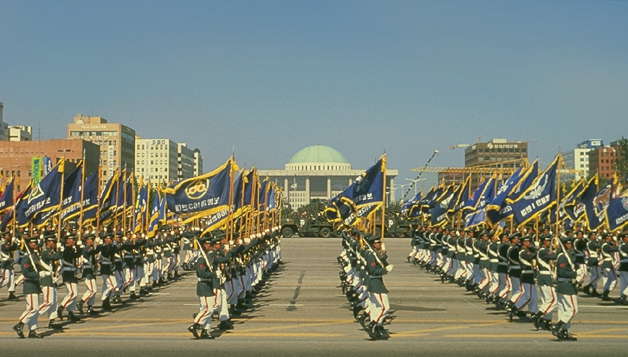 Сеул. Военный парад на острове Йоида.