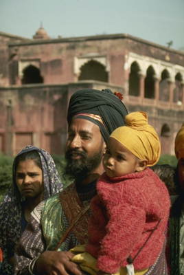 Сикхские туристы у Красной крепости, Дели, Индия.