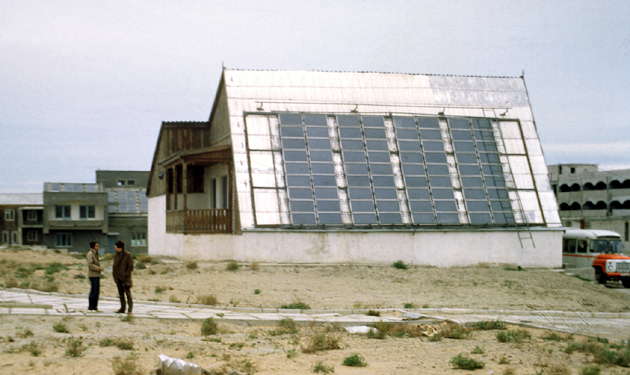 Солнечная батарея. Гелиоустановка с полупроводниковыми солнечными батареями в системе электроснабжения жилого дома.