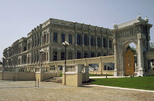Стамбул. Дворец Сираган, сооружённый в эпоху Оттоманской империи.