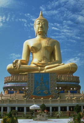 Гигантский Будда на берегу реки Чао-Прайя. Таиланд.