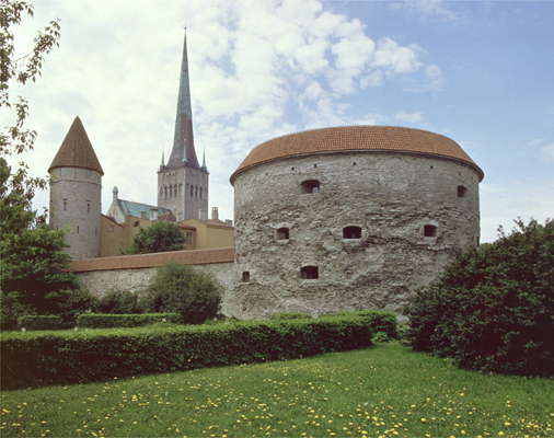 Таллин. Старый город. Башня Толстая Маргарита (закончена в 1529) и церковь Олевисте (основное строительство - 14 - 15 вв.).