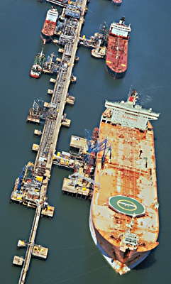 Большой нефтеналивной танкер. Нефтеперерабатывающий завод близ Сотона.