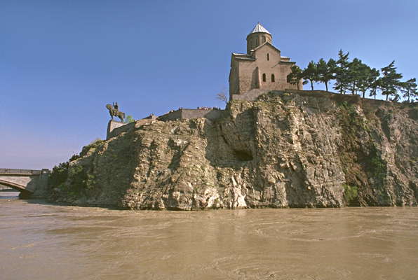 Тбилиси. Река Кура и Метехский собор (заложен в 1278 году).