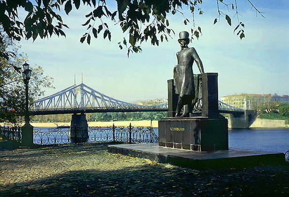Тверь. Памятник А.С. Пушкину. Скульптор О.К. Комов. 1974.