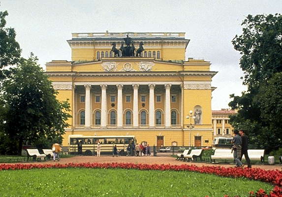 Здание Пушкинского театра в Санкт-Петербурге.