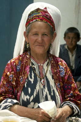 Термез, Узбекистан. Местная жительница в традиционном одеянии.
