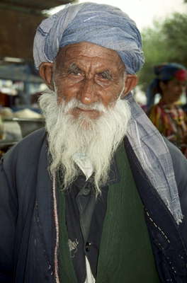 Термез, Узбекистан. Старик в традиционной одежде.