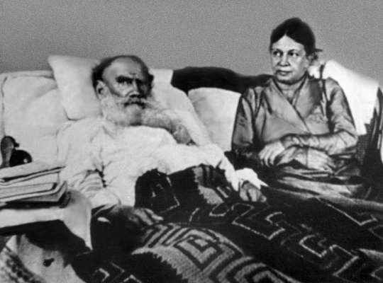 Лев Николаевич Толстой с женой.