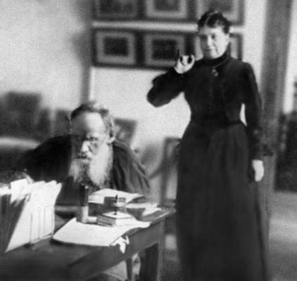 Лев Николаевич Толстой в рабочем кабинете в Ясной Поляне.