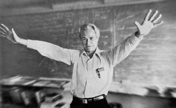 Профессор Ричард Фейнман на лекции.