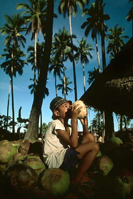 Мальчик, пьющий кокосовое молоко. Филиппины.