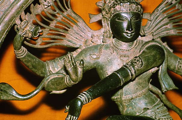 Бронзовая фигура танцующего бога Шивы.