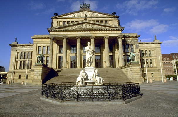 Мемориал Шиллера и Шиллеровский театр.